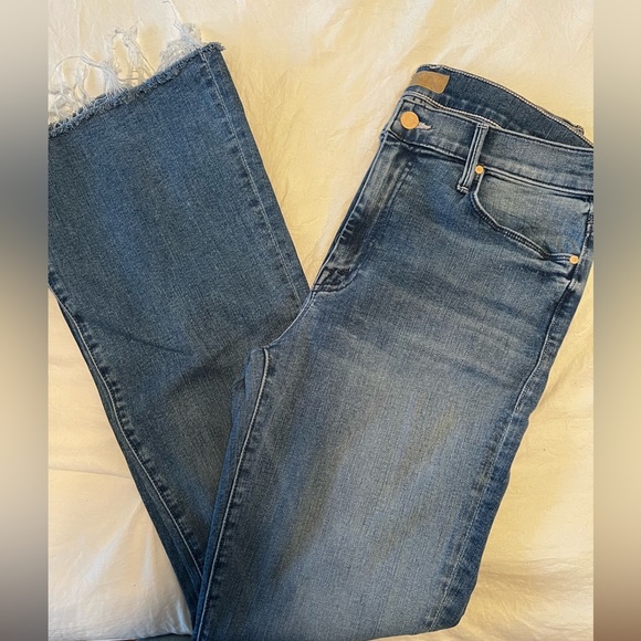 MOTHER Weekender Fray Jeans - 32 - Picture 9 of 11